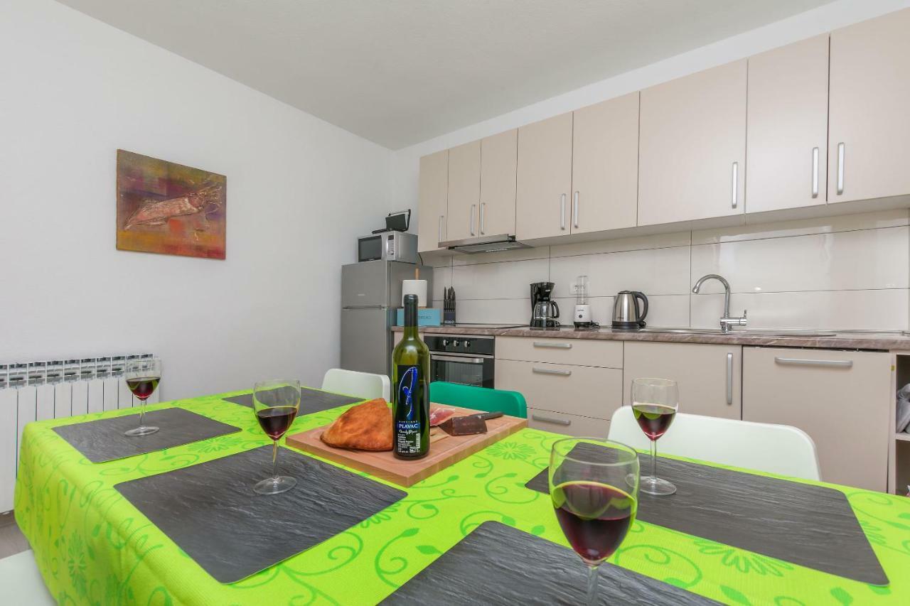 Apartment Adrian Omiš Eksteriør billede